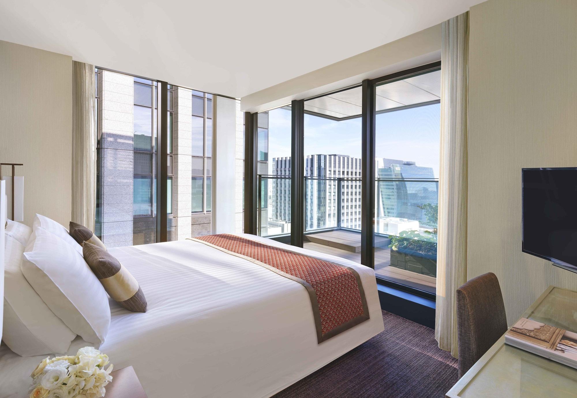 Отель Oakwood Premier Токио Экстерьер фото A bedroom at The Ritz-Carlton, Hong Kong