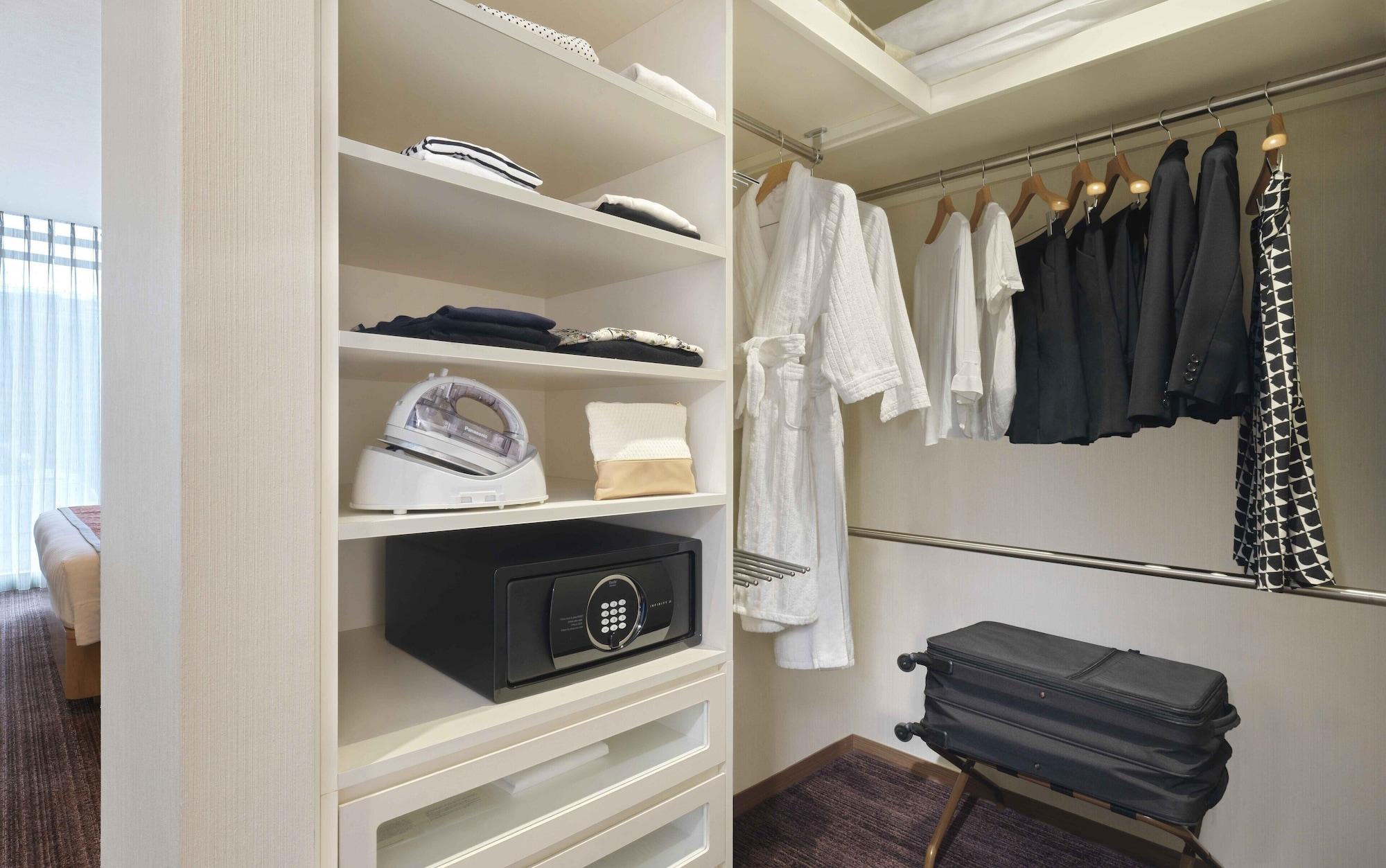 Отель Oakwood Premier Токио Экстерьер фото A safe in a hotel room