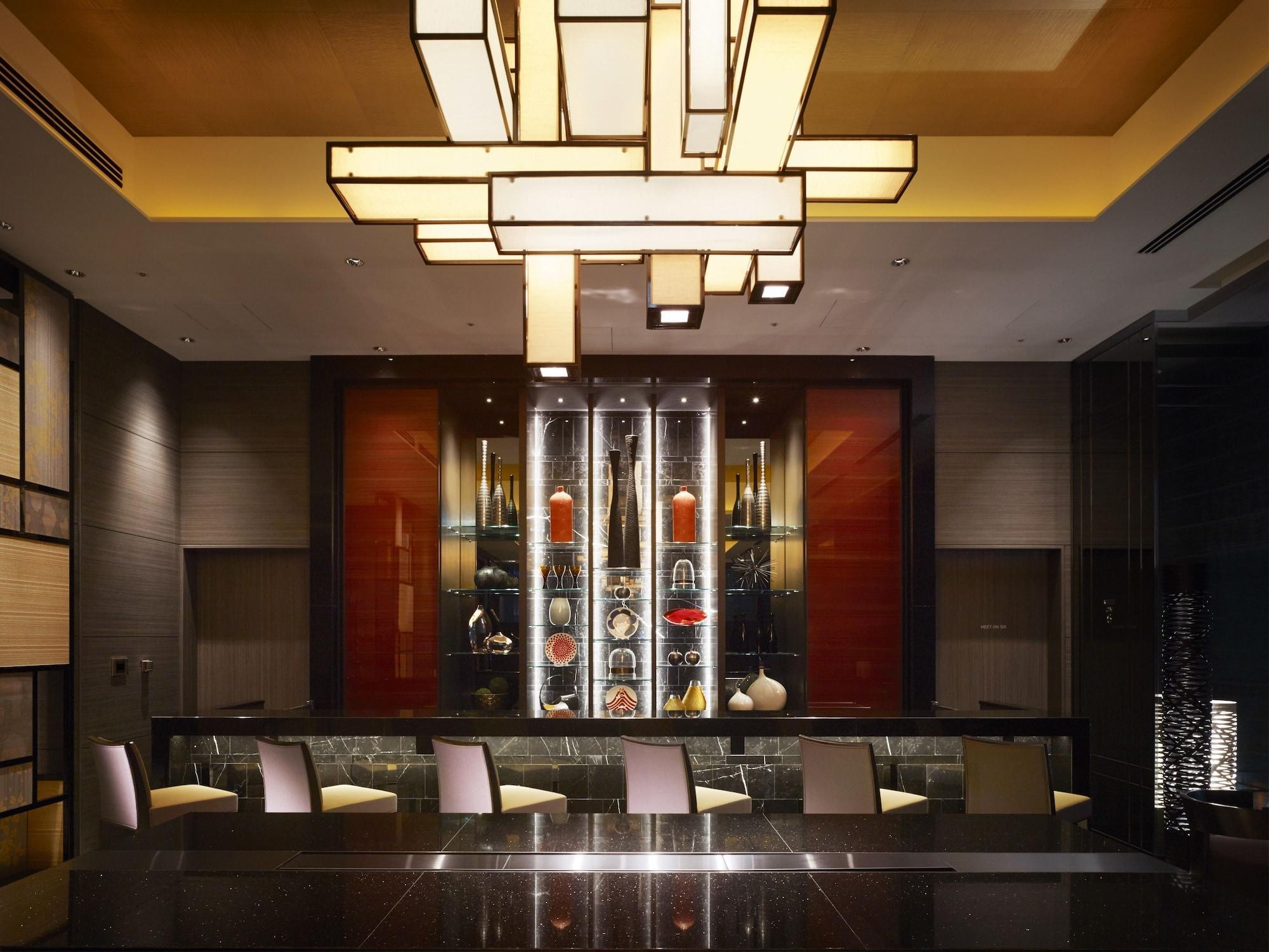 Отель Oakwood Premier Токио Экстерьер фото The bar at the lobby