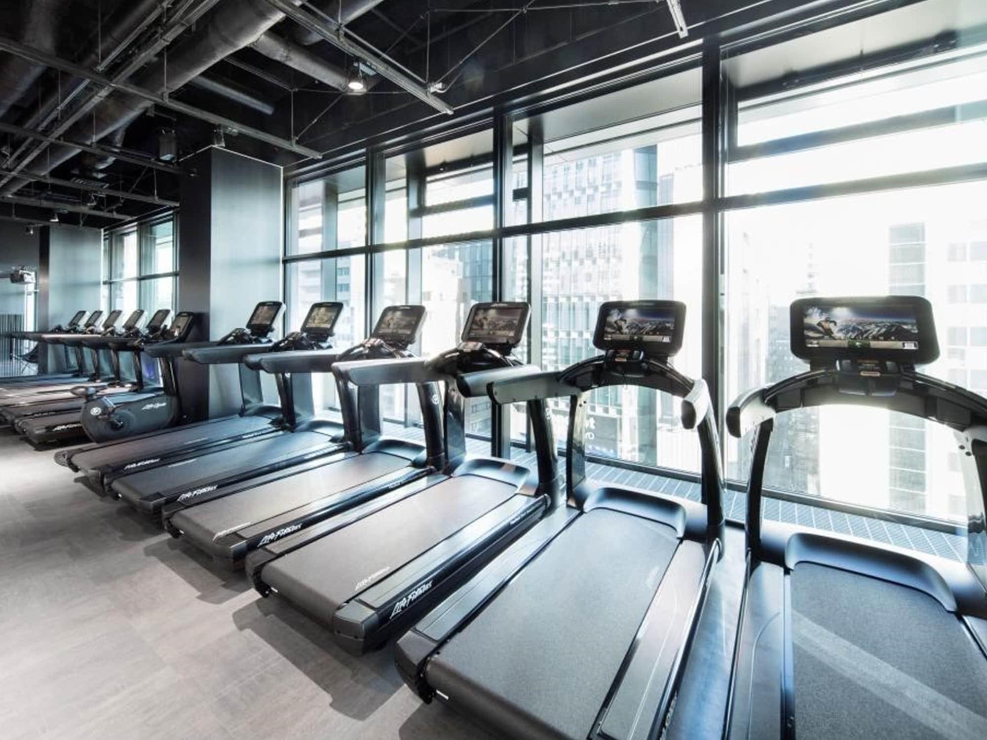 Отель Oakwood Premier Токио Экстерьер фото The gym at the 1000m² sports and wellness centre