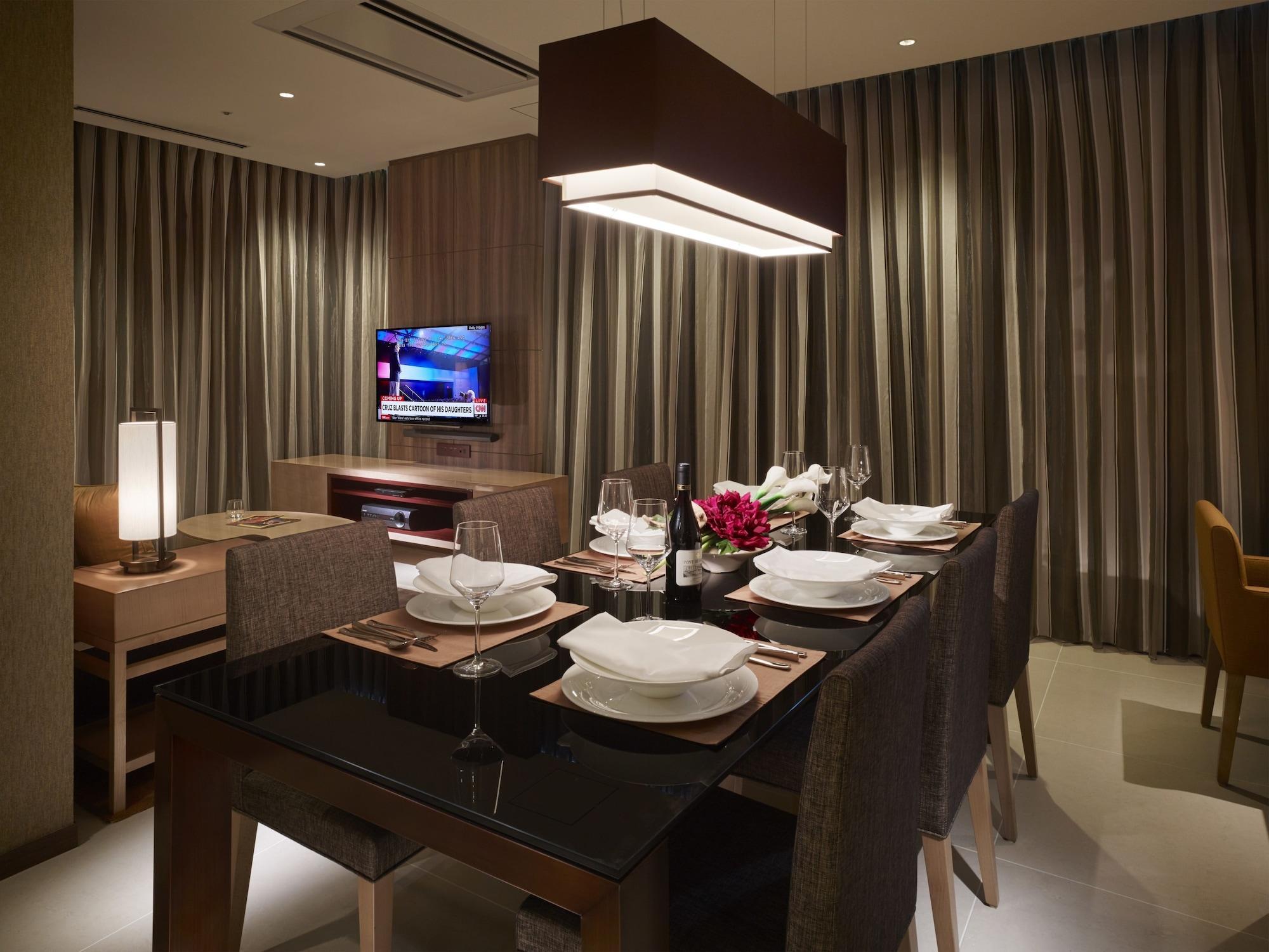 Отель Oakwood Premier Токио Экстерьер фото A dining room in a hotel suite