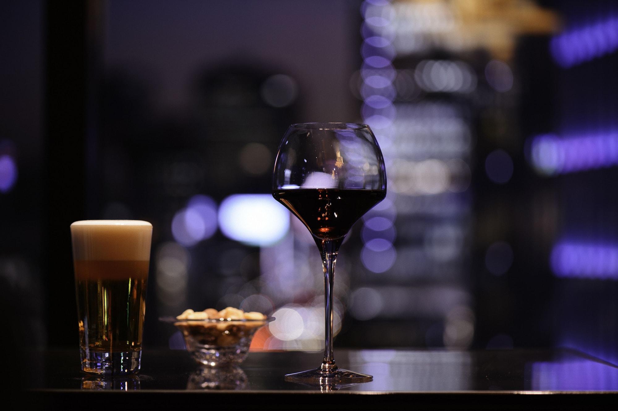 Отель Oakwood Premier Токио Экстерьер фото A glass of red wine
