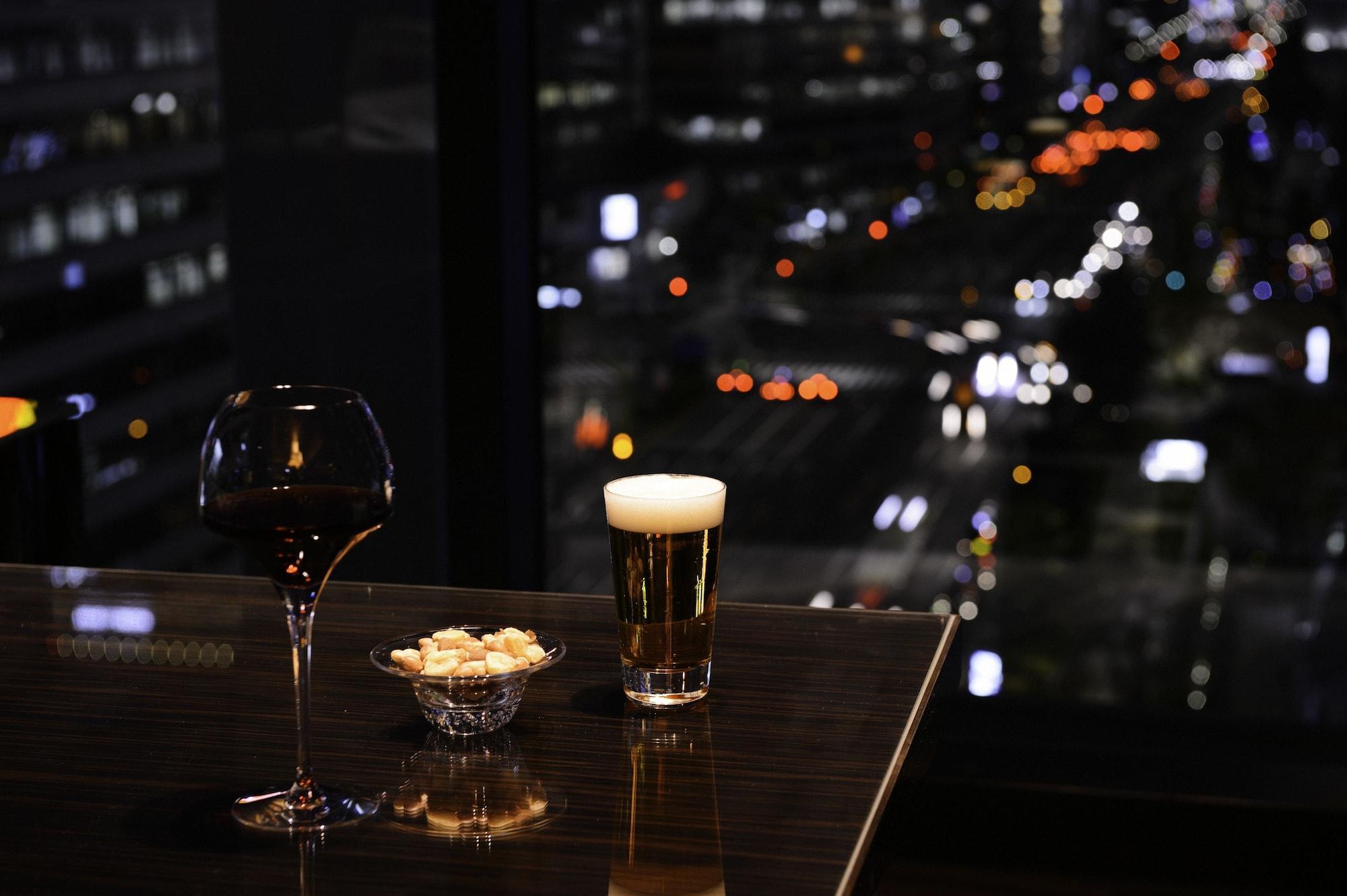 Отель Oakwood Premier Токио Экстерьер фото A glass of beer and a glass of wine