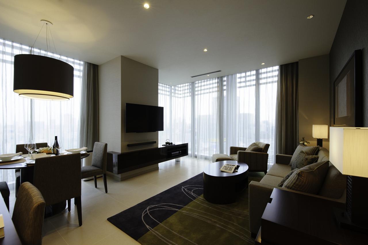 Отель Oakwood Premier Токио Экстерьер фото A living room in a suite at the hotel