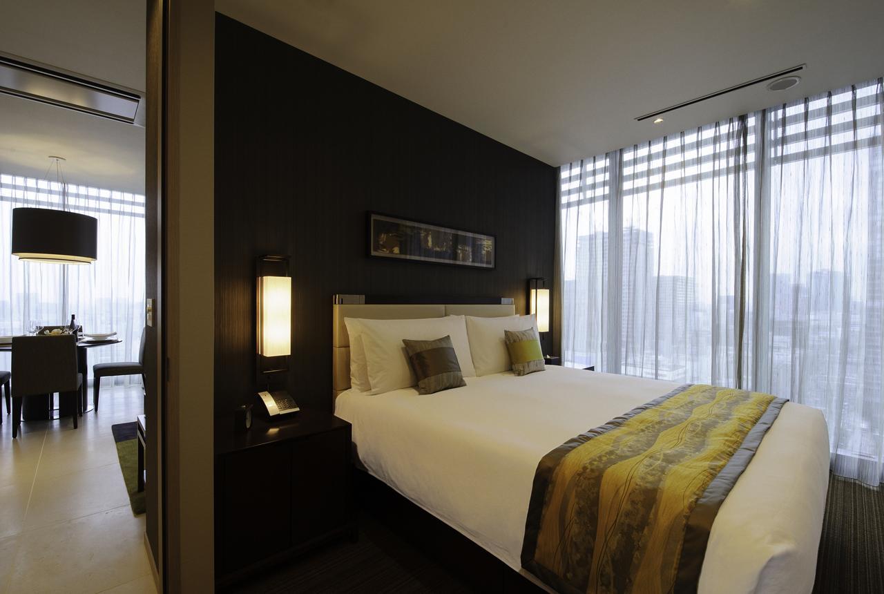 Отель Oakwood Premier Токио Экстерьер фото A bedroom at the Park Hyatt Hyderabad