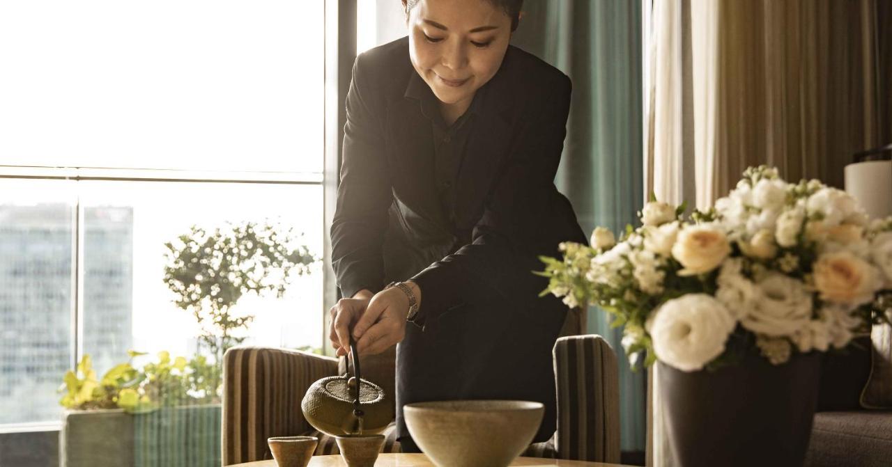Отель Oakwood Premier Токио Экстерьер фото A Thai woman pouring tea